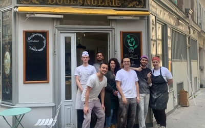 des hommes devant une boulangerie 