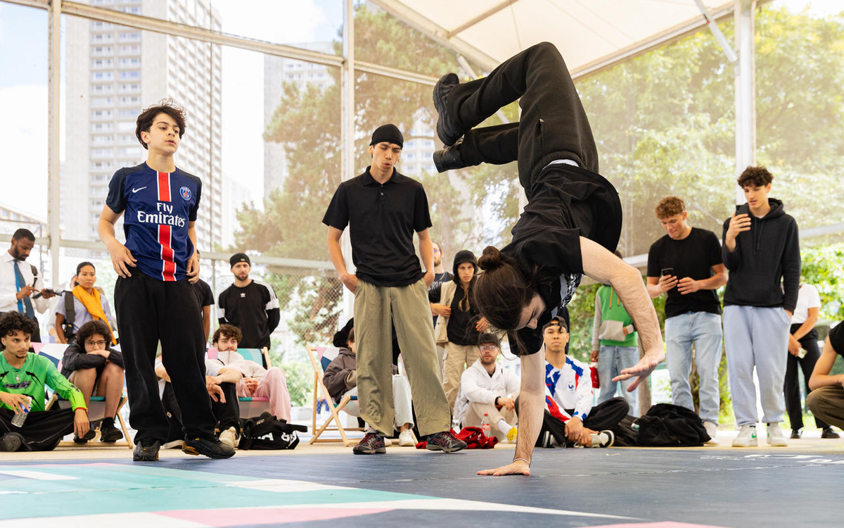 Jeunes qui font du break dance