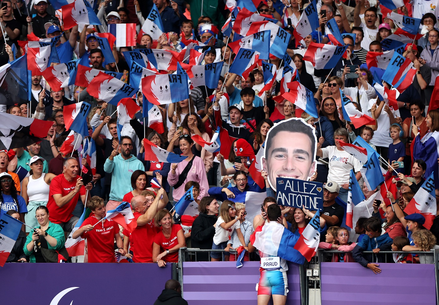 La foule acclame le Français Antoine Praud, médaille de bronze du 1 500 m T46.