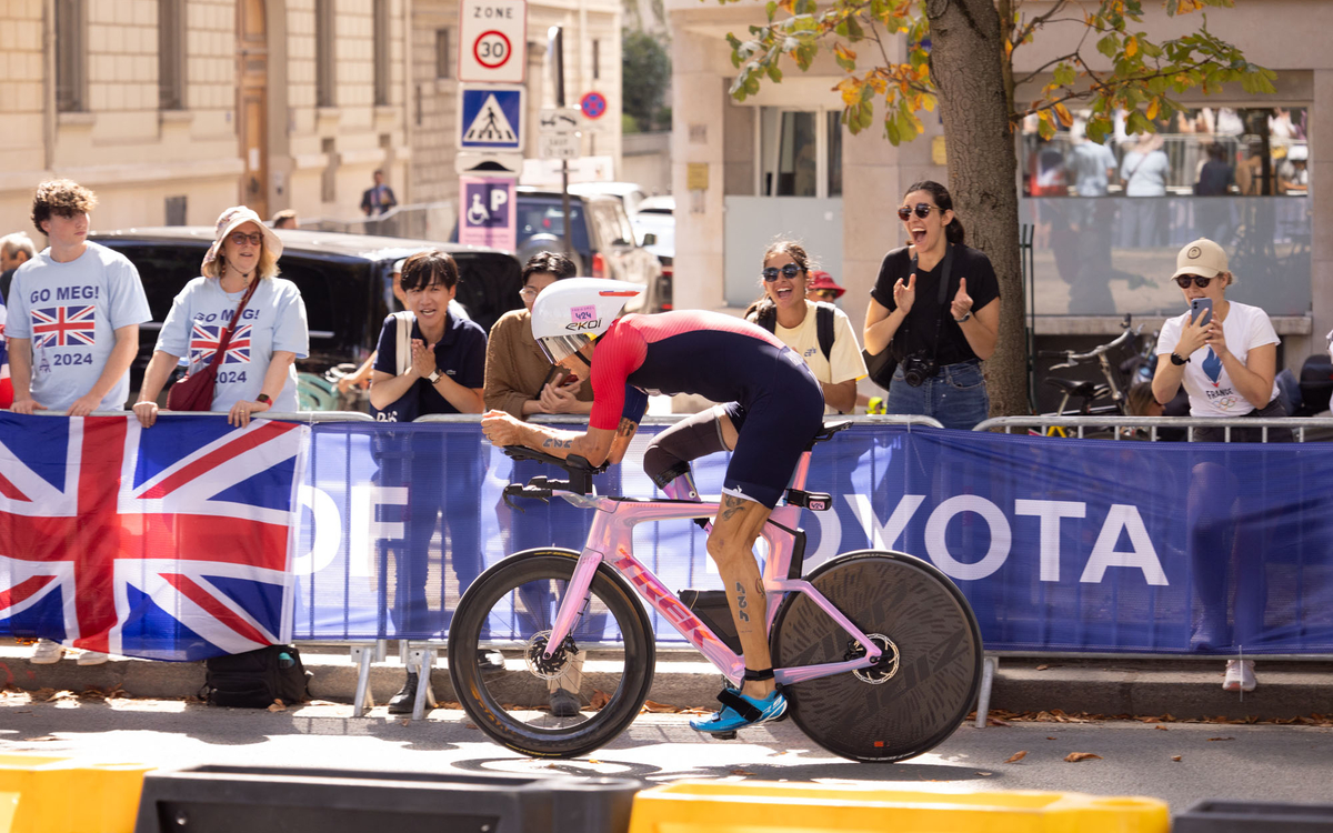 Coureur cycliste durant le Triathlon Paralympique