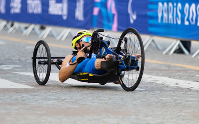 Athlète à vélo lors des Para triathlon 