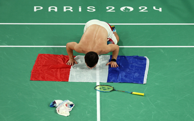 Charles Noakes de l’équipe de France remporte la médaille d’or lors de la finale du simple messieurs SH6 à l’Arena de la Porte de La Chapelle lors des JOP Paris 2024