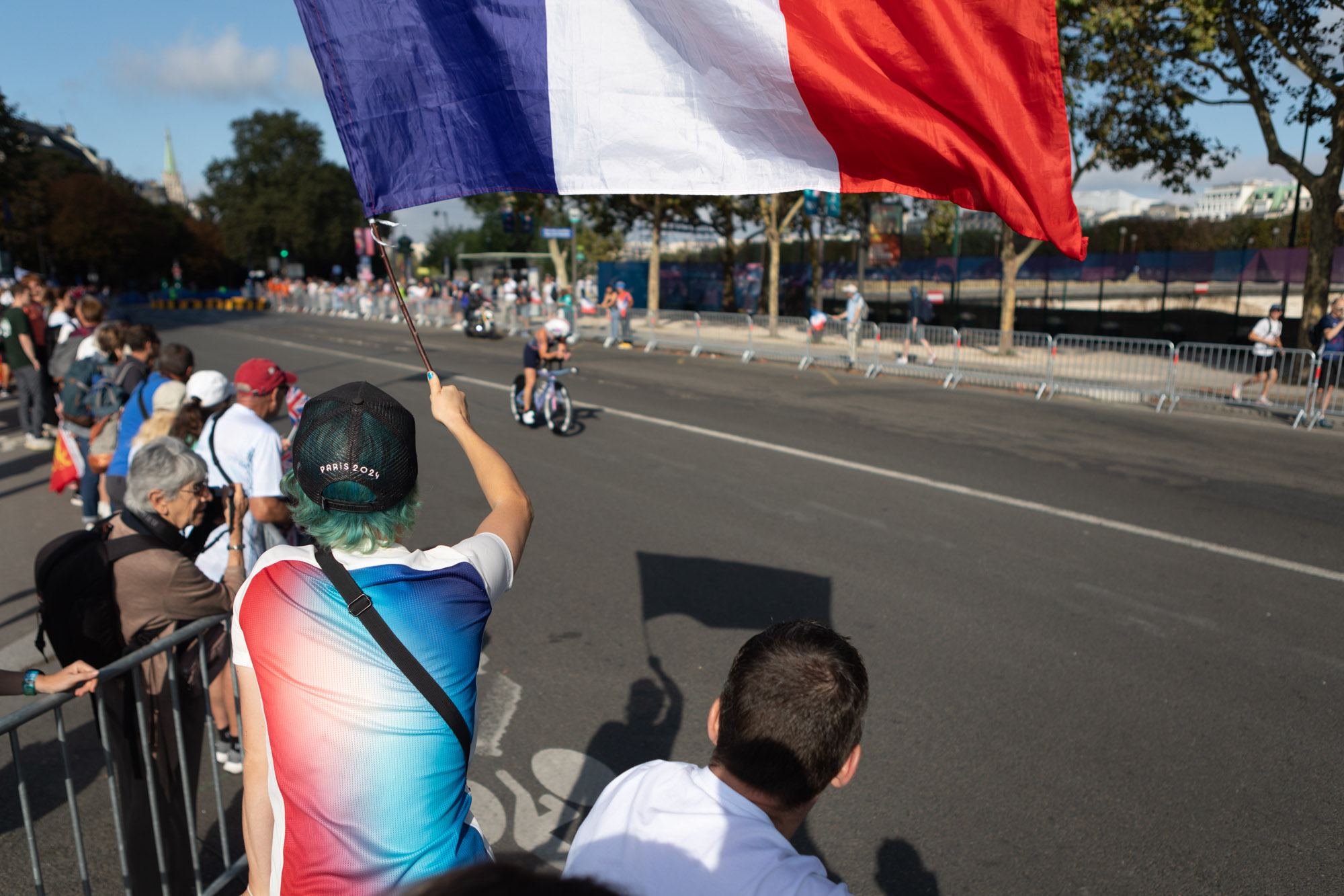 Para athlète à vélo lors du  triathlon, depuis le Quai d'Orsay.