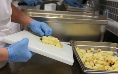 Un cuisinier en train de couper des pommes de terre