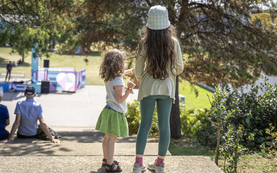 Deux filles au Jardin Eole