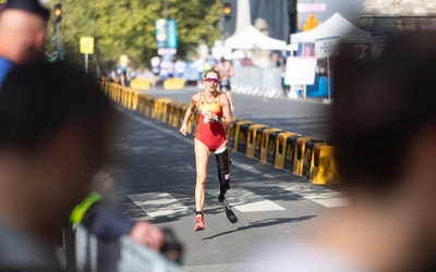 Athlète paralympique féminine courant le marathon