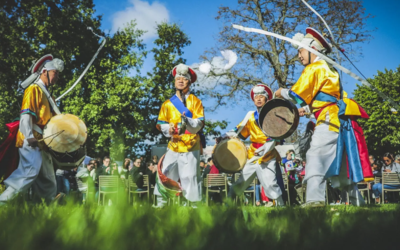 Un groupe de percussions se produit dans le jardin d'Acclimatation en costumes traditionnels