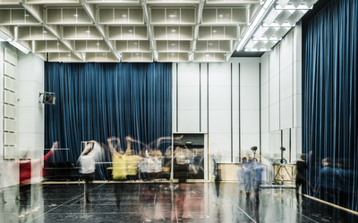 Des silhouettes floues en mouvement dans l'espace de l'Opéra de Paris