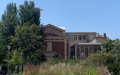 parc du 10e avec chaises, végétation et chapelle