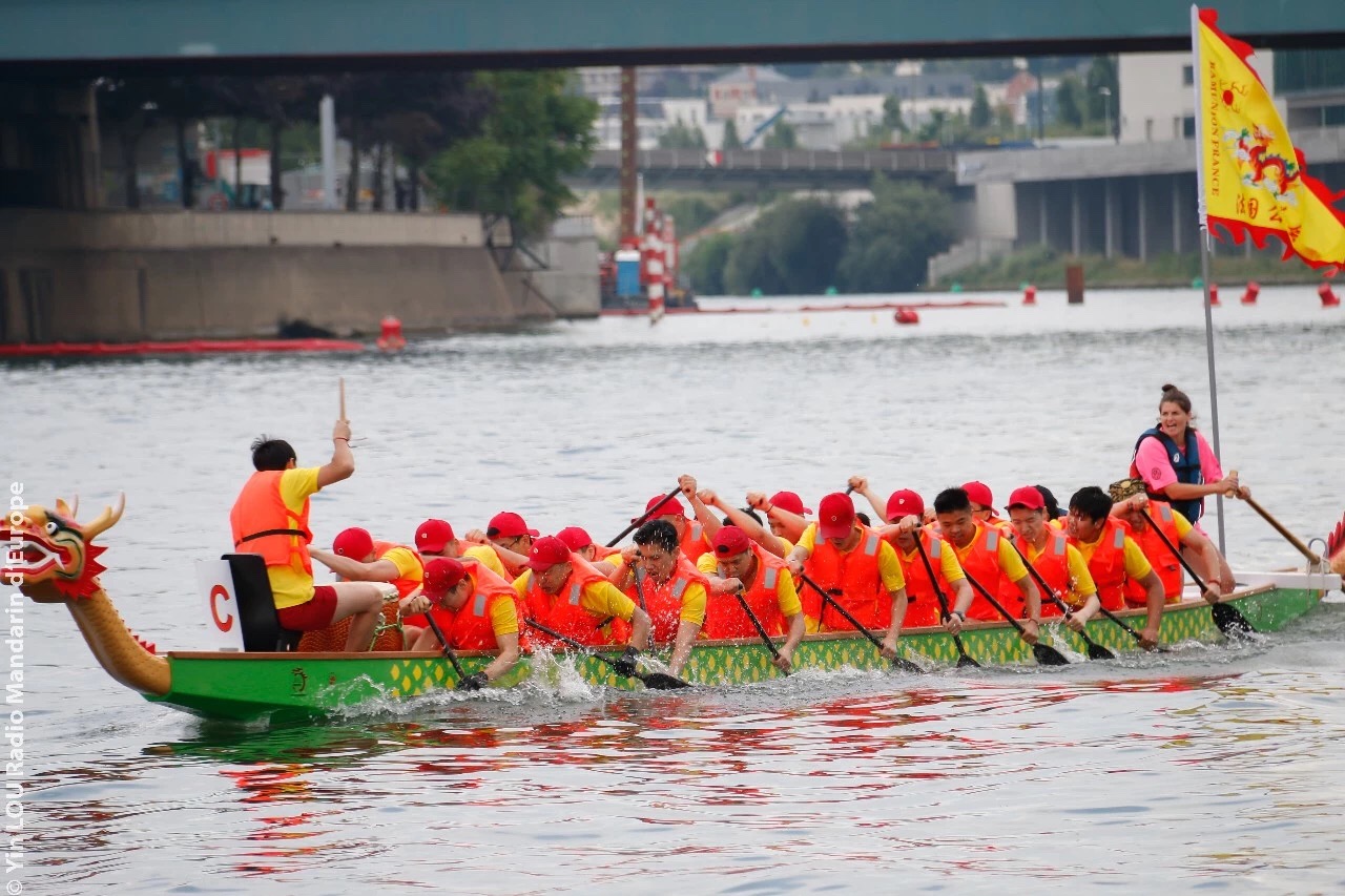 Bateau-dragon avec des rameurs chinois.