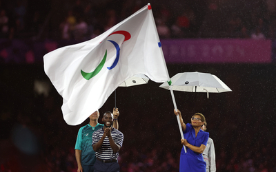 Karen Bass, maire de Los Angeles, agite le drapeau paralympique lors de la cérémonie de clôture le onzième jour des Jeux paralympiques de Paris 2024 au Stade de France