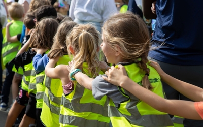 Des enfants qui font la chenille