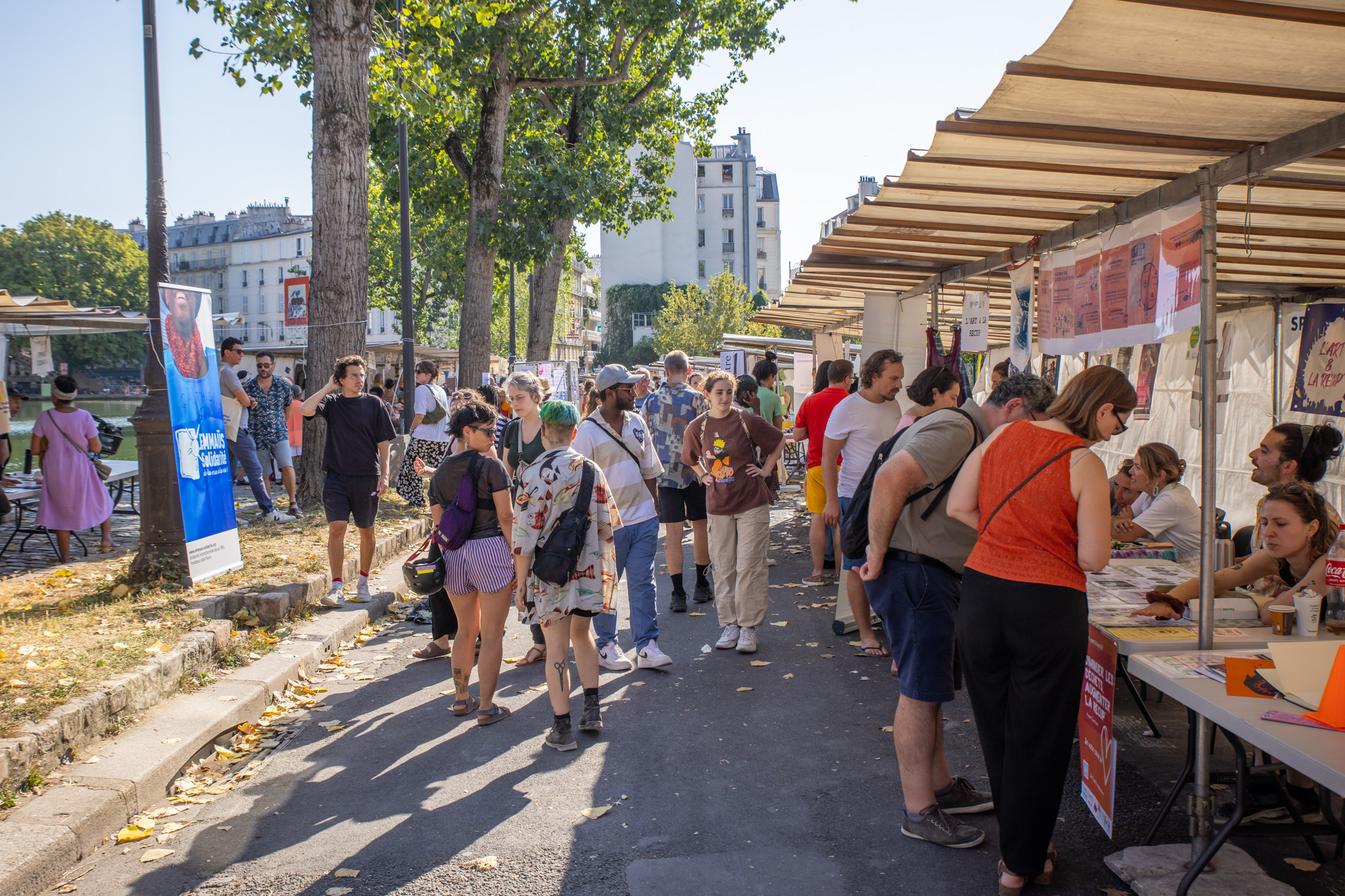 Stands sur le quai de Valmy