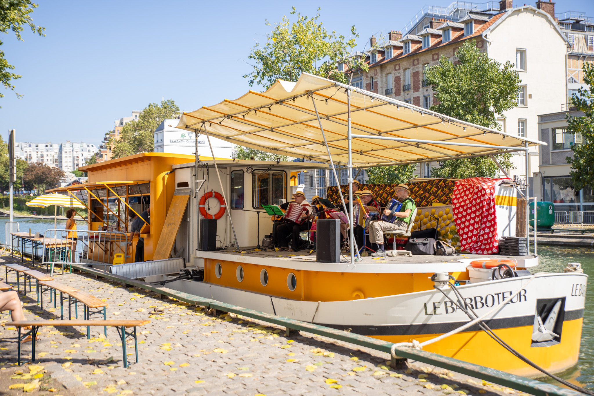 Scène du Petit Barboteur, péniche sur le canal
