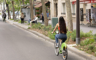 Cycliste sur le boulevard henri iv