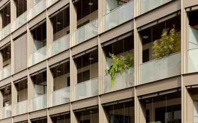 Des balcons avec des plantes dessus