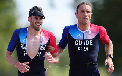 Thibaut Rigaudeau de l’équipe de France et son guide Cyril Viennot participent au triathlon PTVI masculin le cinquième jour des Jeux Paralympiques  de Paris 2024 au Pont Alexandre III