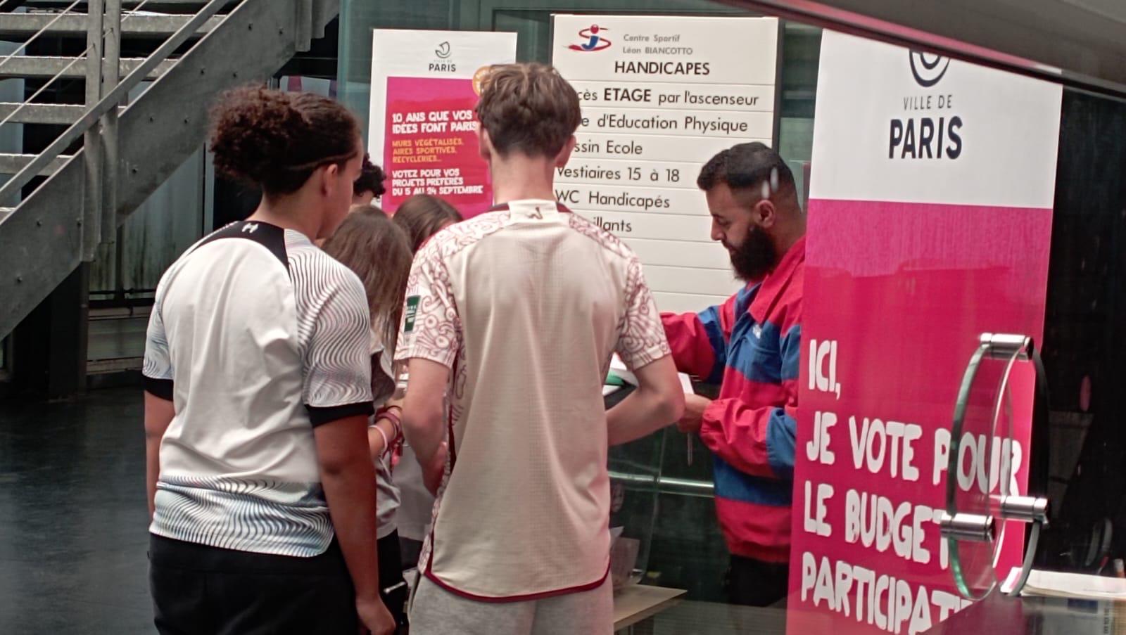 Des jeunes qui votent pendant le Budget Participatif