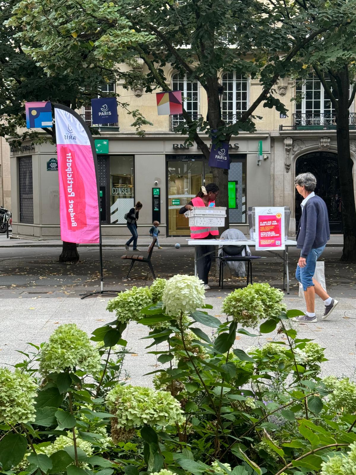 Une urne sur la place de la Mairie du 17