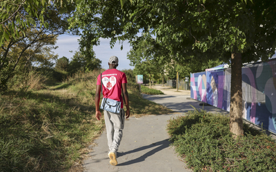 Un jeune de l'avant poste de secours en train de marcher de dos