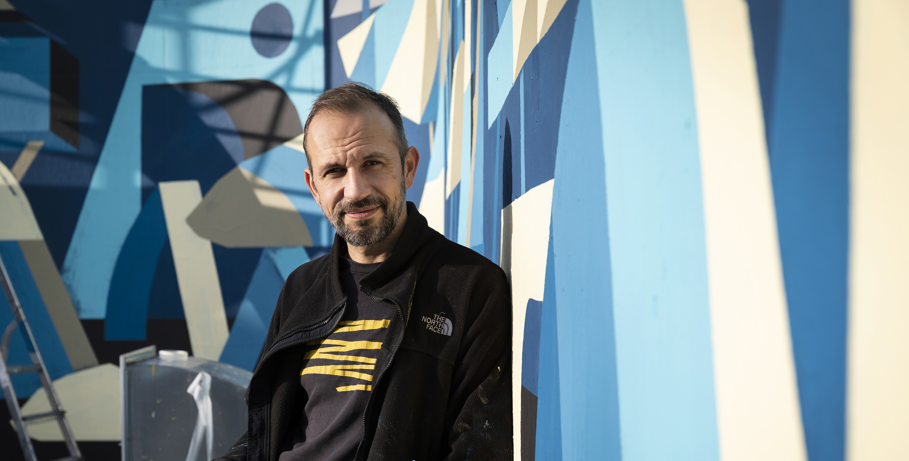 Portrait de Clément Laurentin, artiste ayant réalisé la fresque du rond-point de la Porte de Vincennes