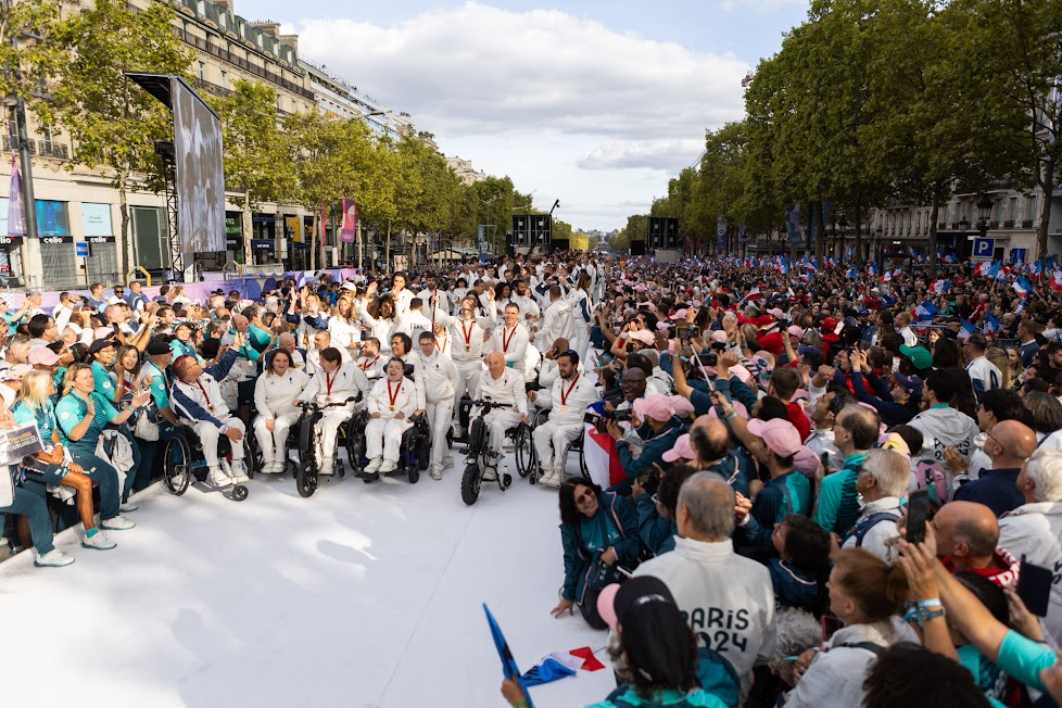 Athlètes olympiques et paralympiques prennent la pause sur les Champs-Elysées