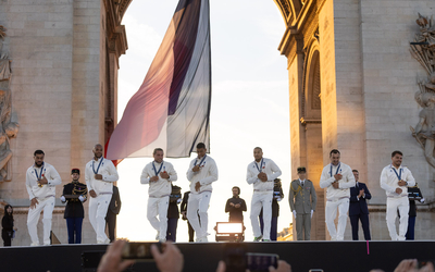 L'équipe de rugby à 7 sous l'Arc de Triomphe. 