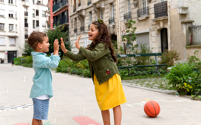 On y voit deux enfants qui jouent dans une rue