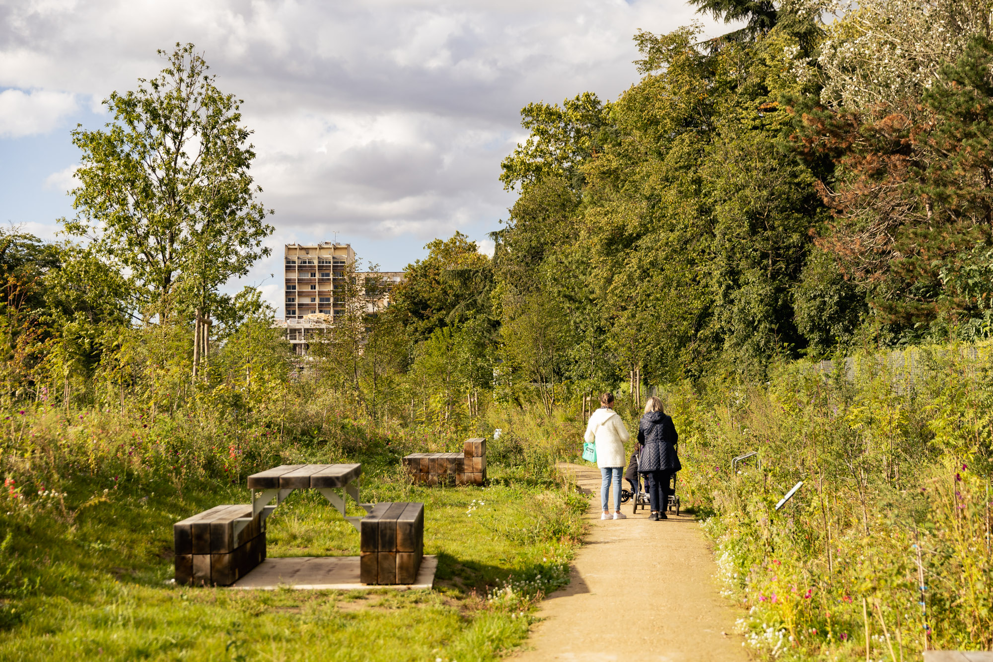 Des personnes se promènent dans le Bois de Charonne.