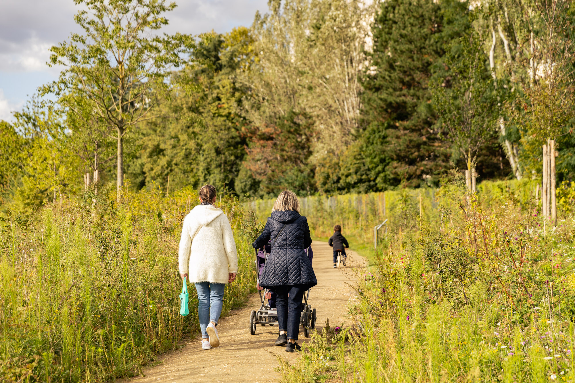 Des personnes se promènent dans le bois de Charonne. 