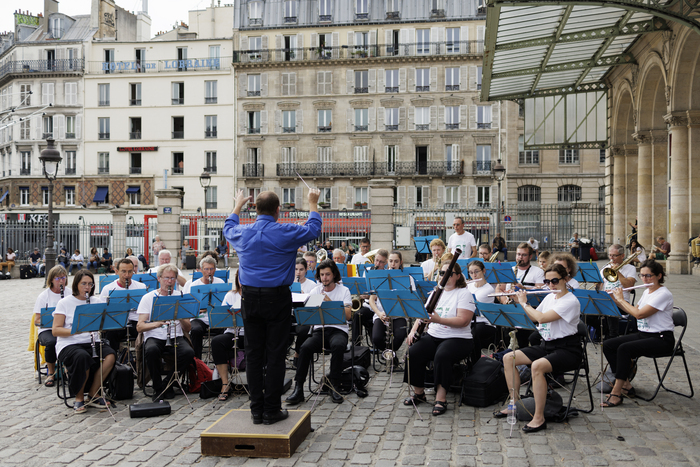 orchestre devant la gare de l'Est