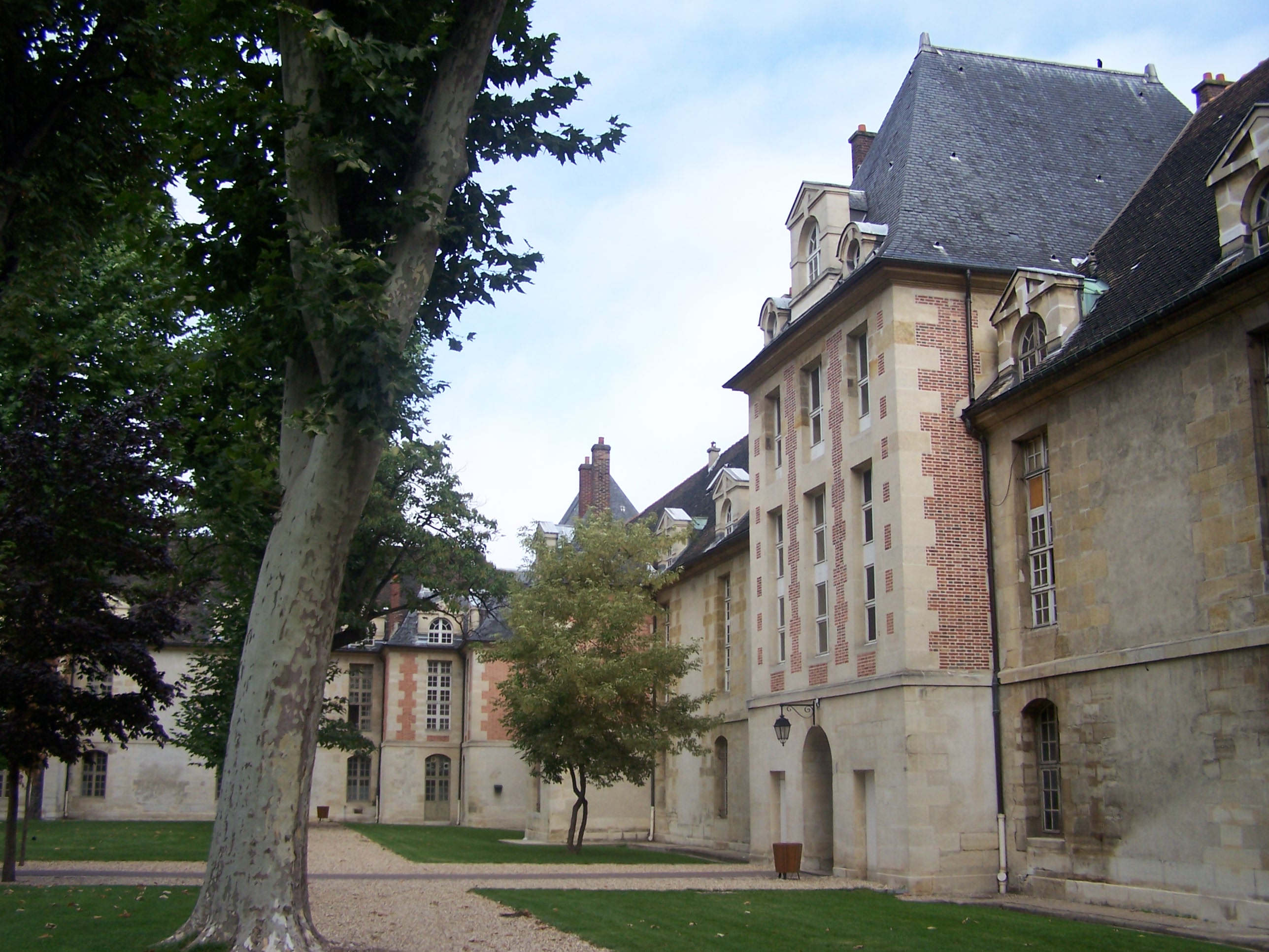 Jardin et bâtiment de l'hôpital