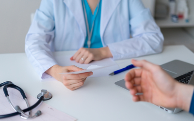 Un patient chez le médecin. 