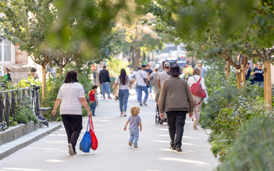 Des passants rue aux enfants Charles Baudelaire, 12e