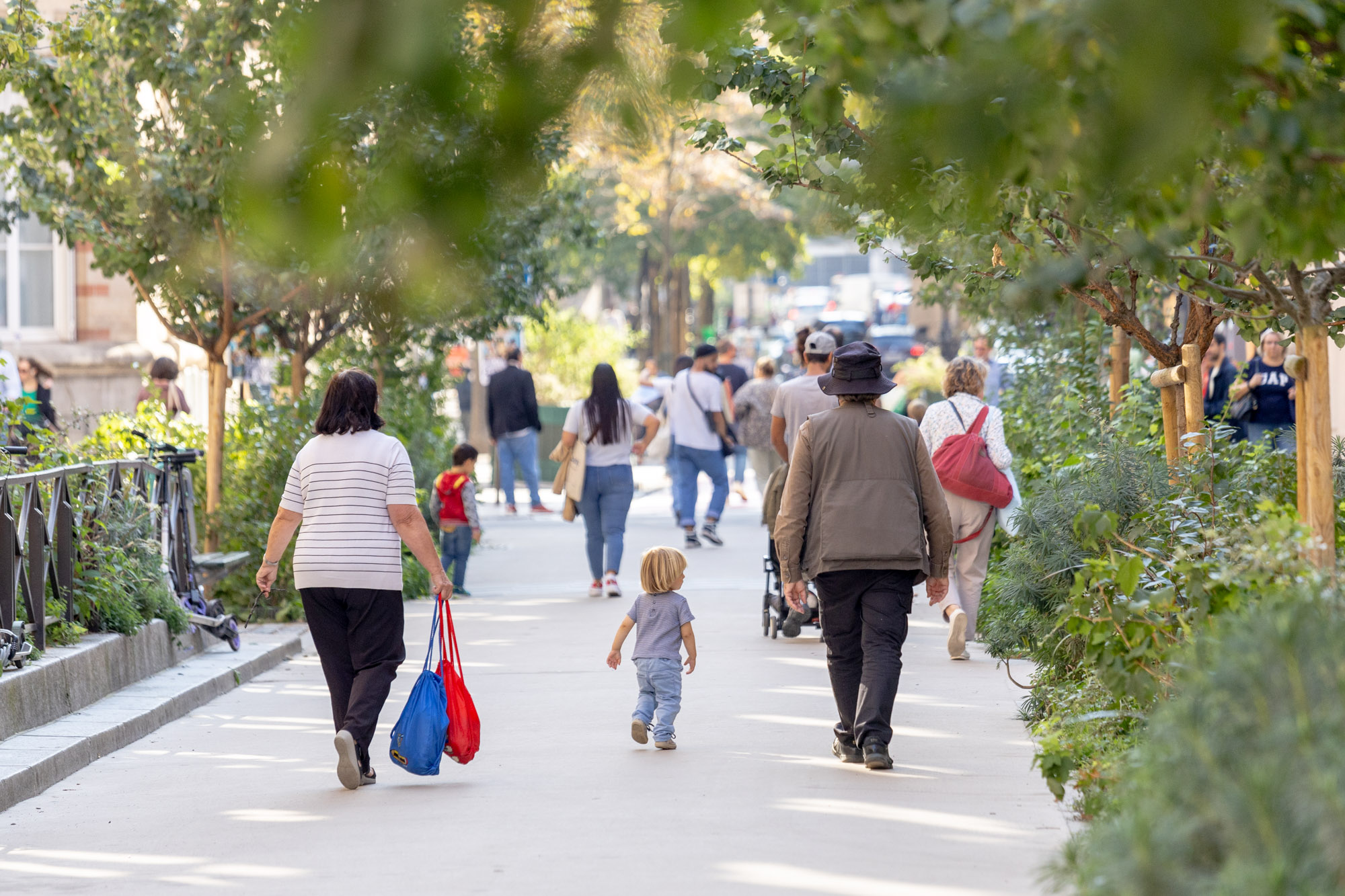 Des passants rue aux enfants Charles Baudelaire, 12e