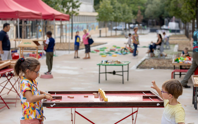 enfants qui jouent dans une rue aux écoles