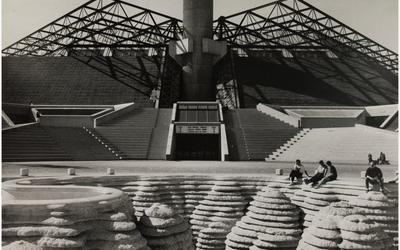 "La Fontaine Canyoneaustrate" de l'artiste Gérard Singer dans le parc de Bercy, durant l'été 1989. 