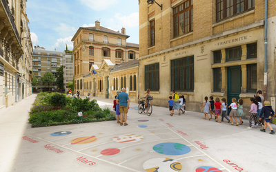 Rue végétalisée avec des jeux pour enfants au sol 