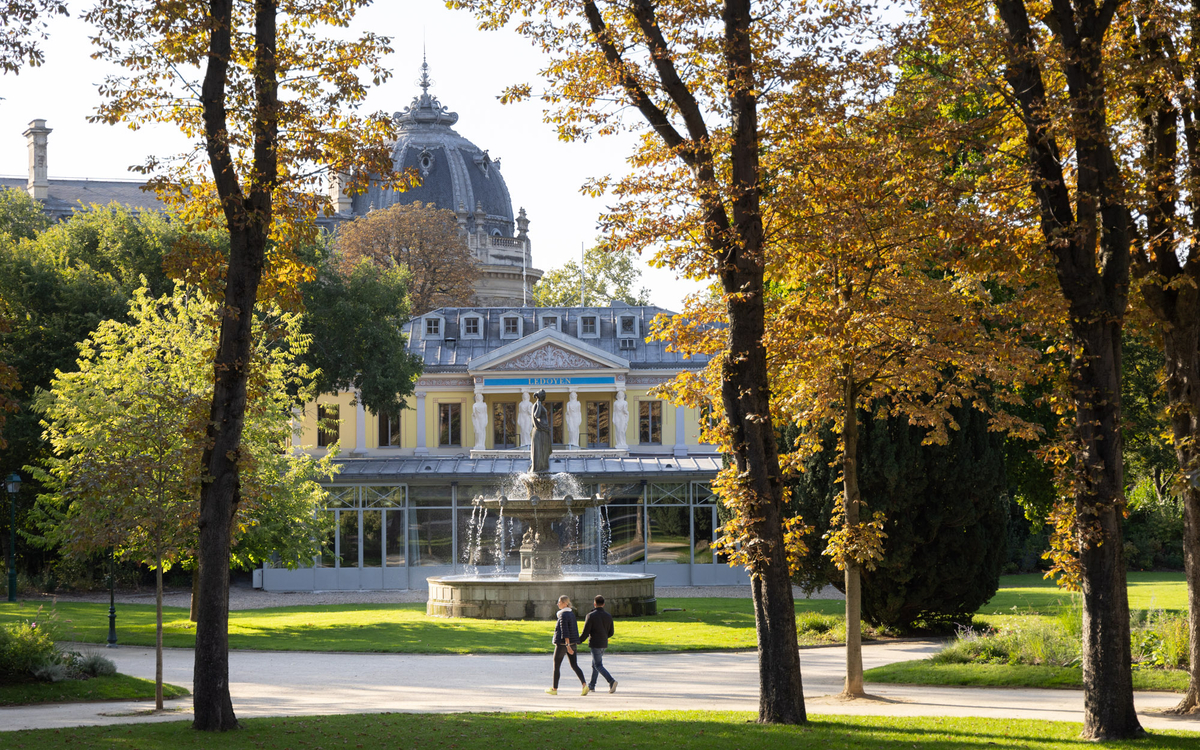 Vue sur la fontaine et le pavillon Ledoyen
