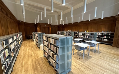 salle avec livres