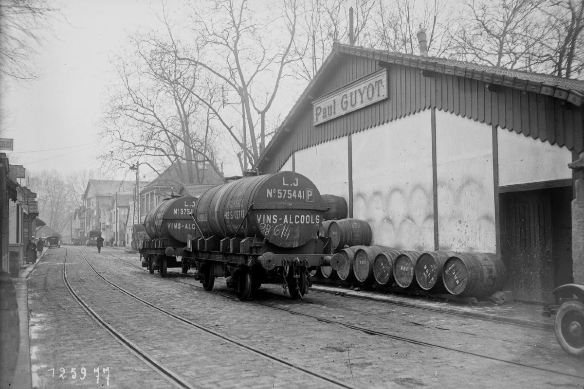 Entreprise de vin Paul Guyot sur les quais de Bercy.