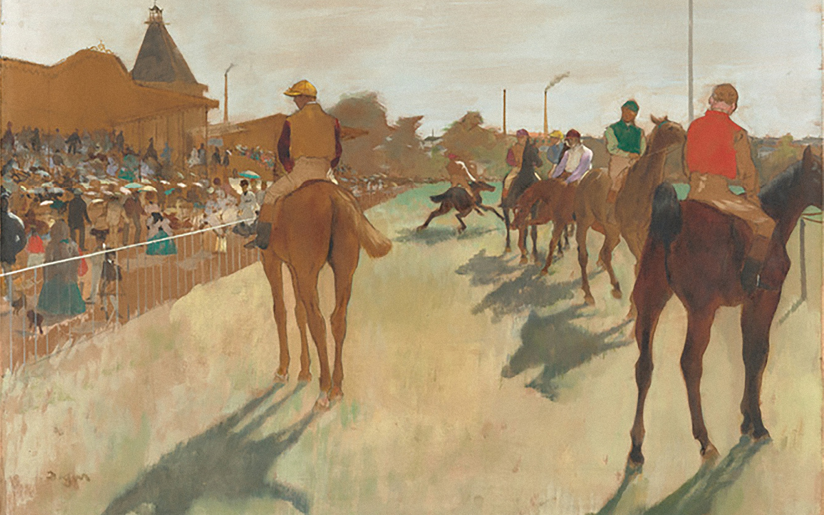 Hommes à cheval sur un terrain de course devant un public