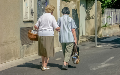 une personne âgées soutenue par son aidante.