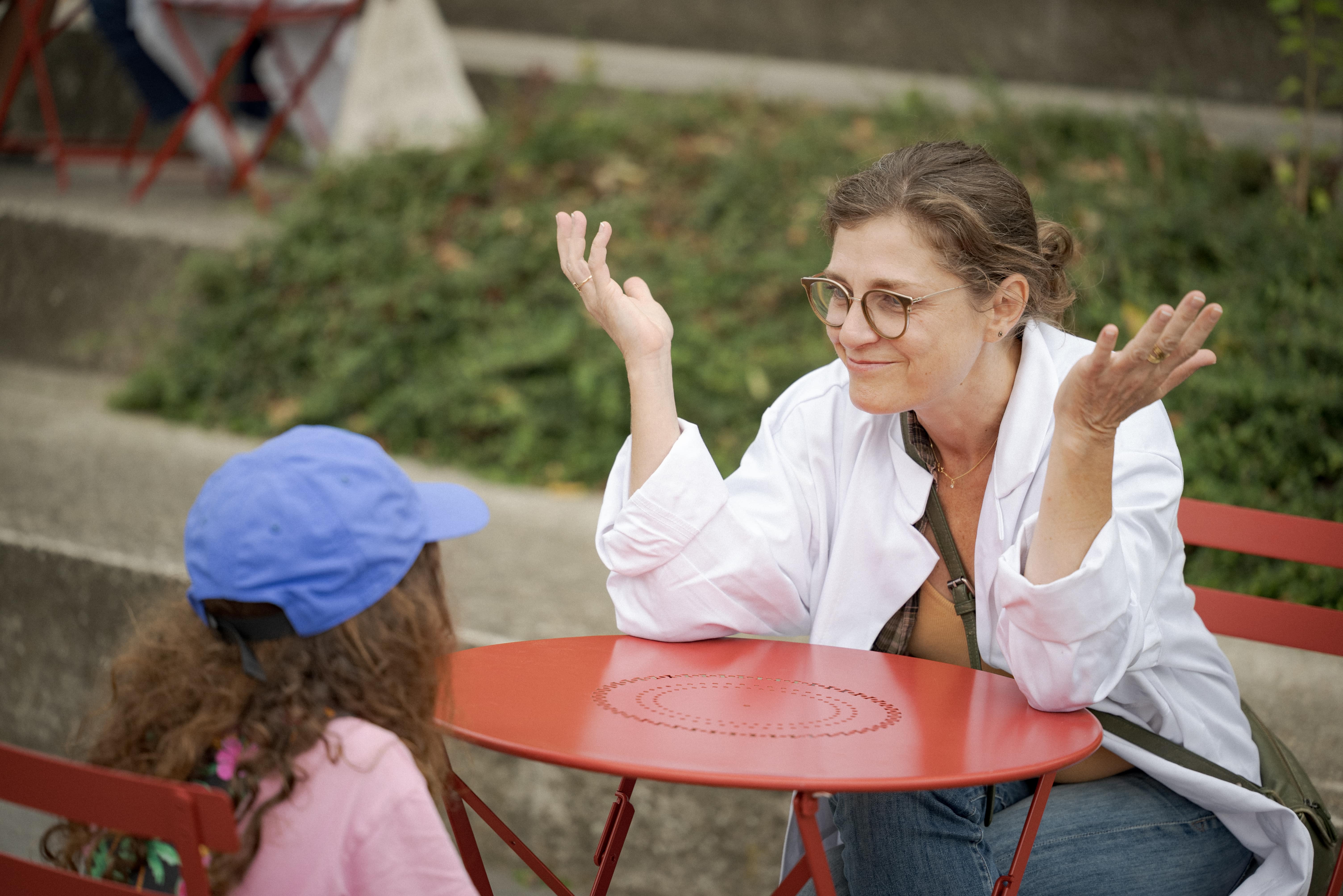 Il s'agit d'une comédienne qui fait une initiation théâtre à une petite fille