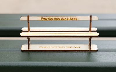 Mini banc sur un vrai banc