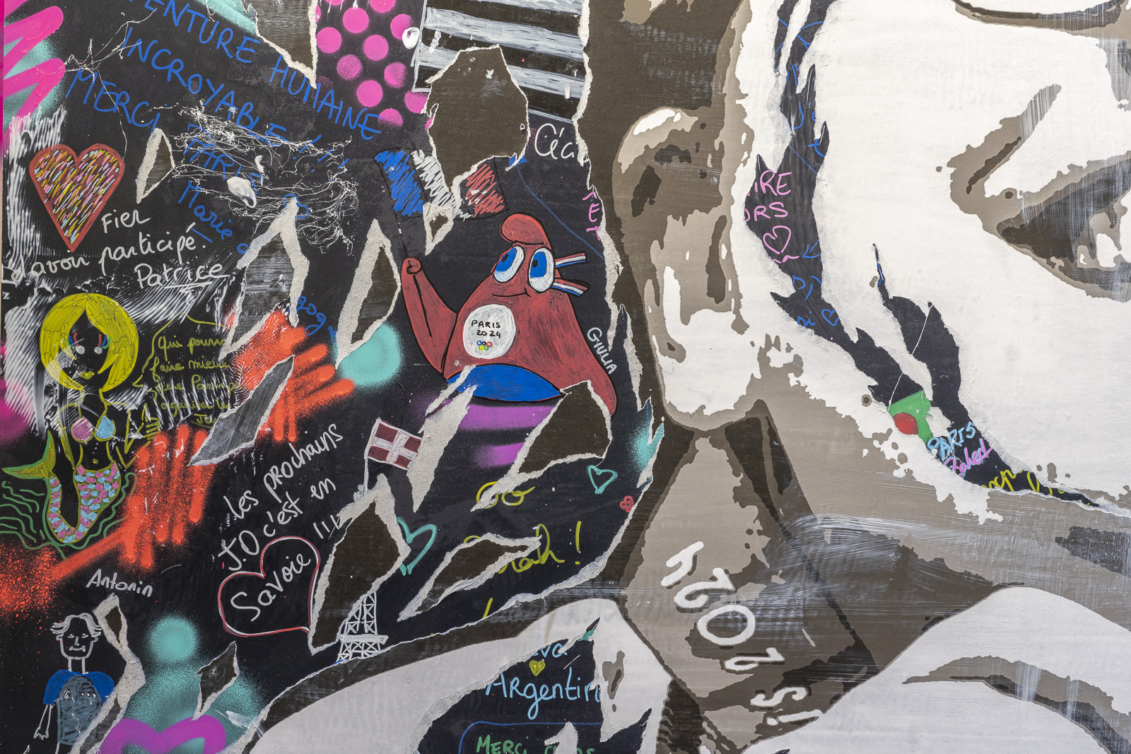Visuel d'un détail de la fresque d'Aurélie Aubert, portrait dans l'exposition de Jo Di Bona sur les Volontaires des Jeux