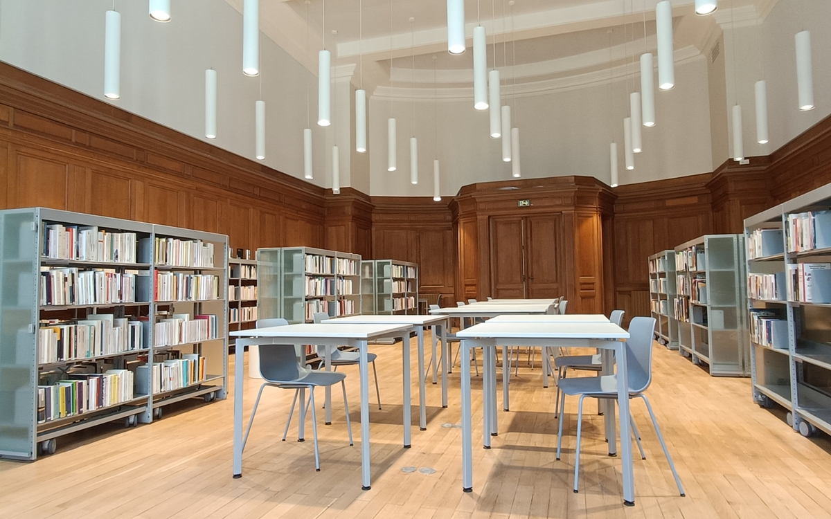 Bibliothèque avec livres, tables et chaises