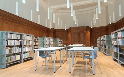 Bibliothèque avec livres, tables et chaises