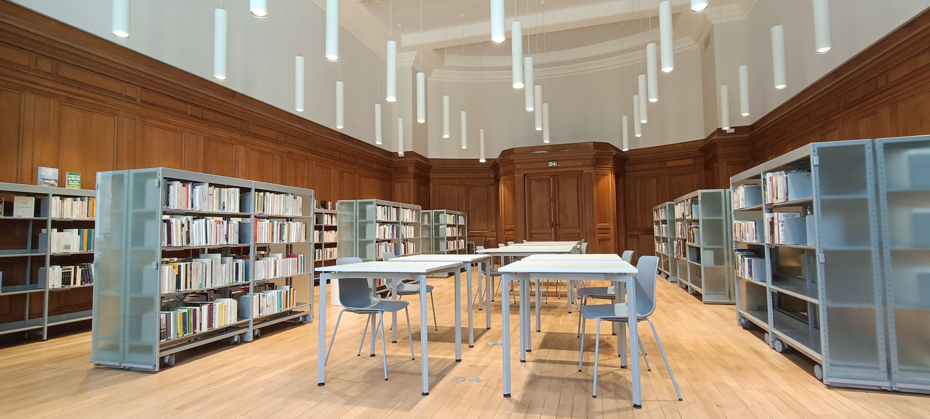 Bibliothèque avec livres, tables et chaises