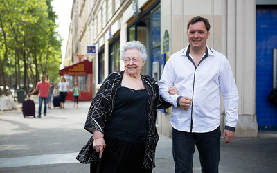 Femme senior marchant avec un aidant